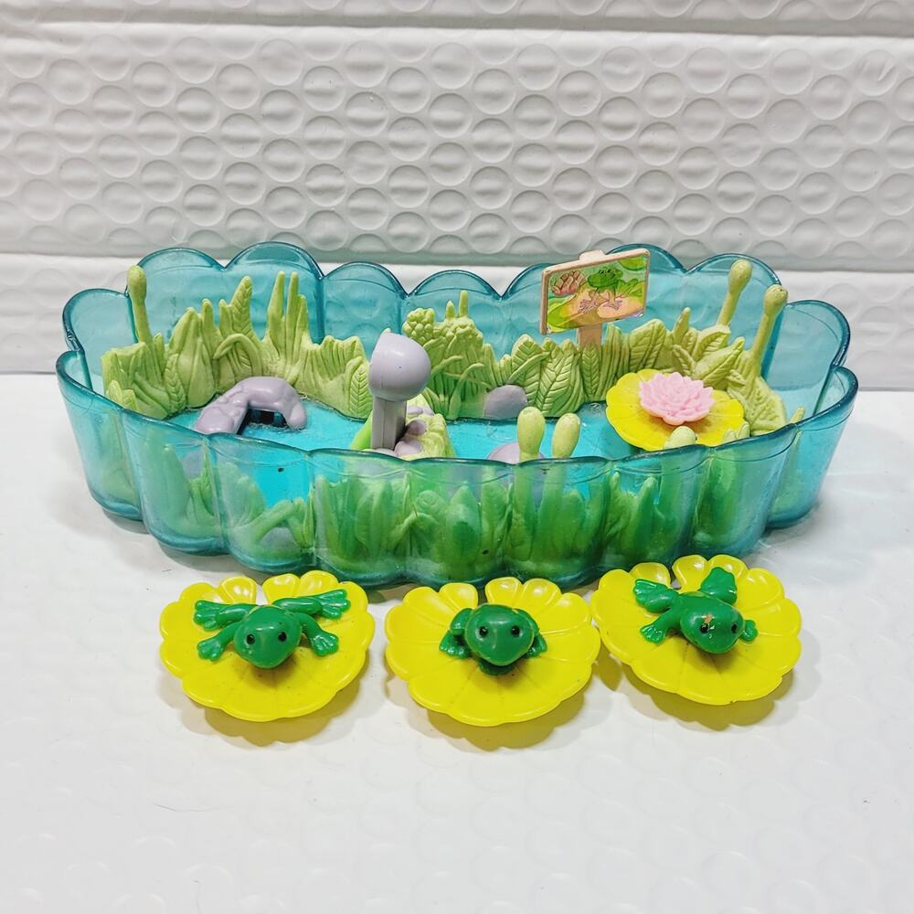 Kenner 1994 Littlest Pet Shop Splashtime Pets Jump n Splash Frogs with Lily Pond